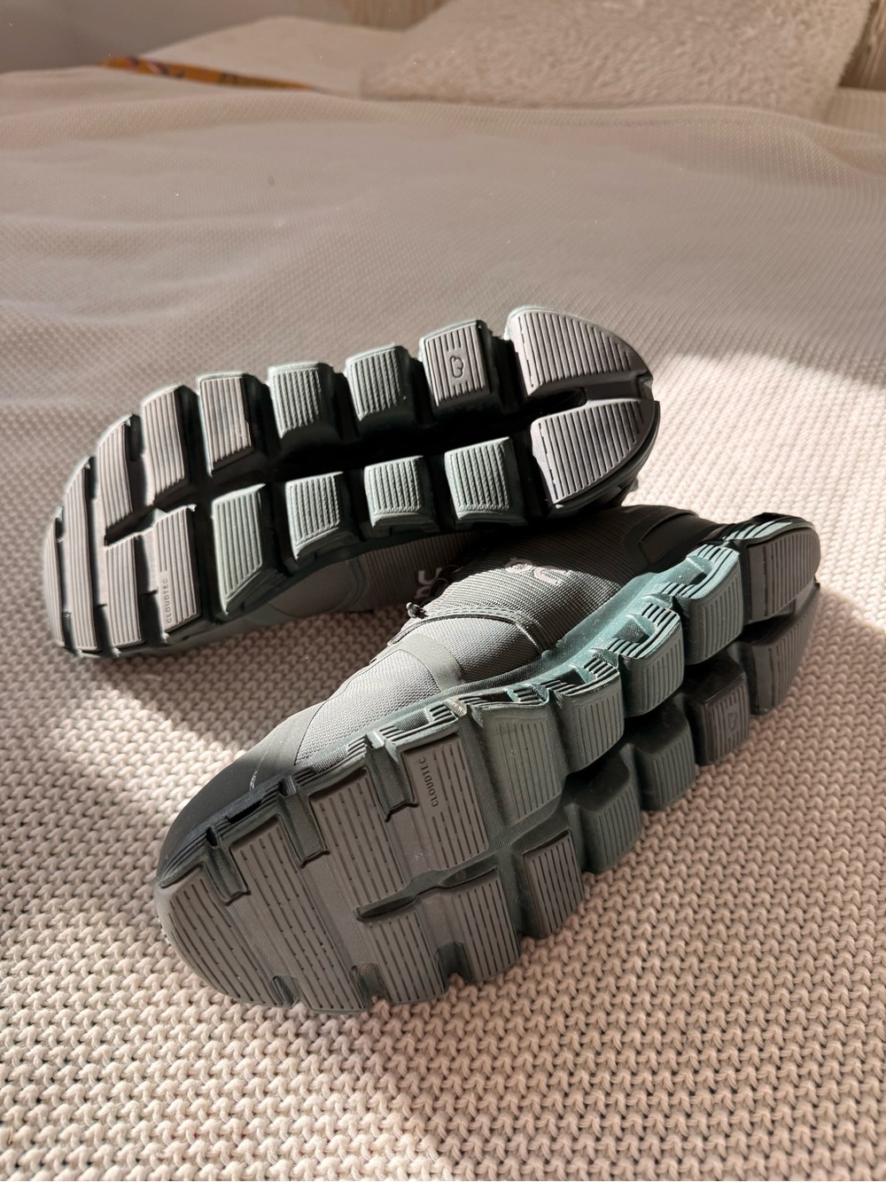 On Running waterproof Men’s Sneakers in pine color.  Womens 8.5- euro size 40 - Picture 6 of 6